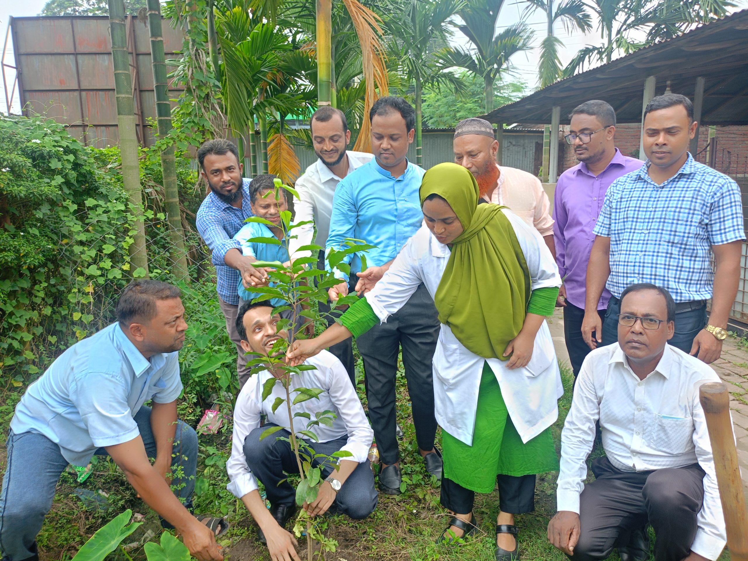 ধামইরহাট উপজেলা স্বাস্থ্য কমপ্লেক্সে নানা প্রজাতির বৃক্ষ রোপন অনুষ্ঠিত 