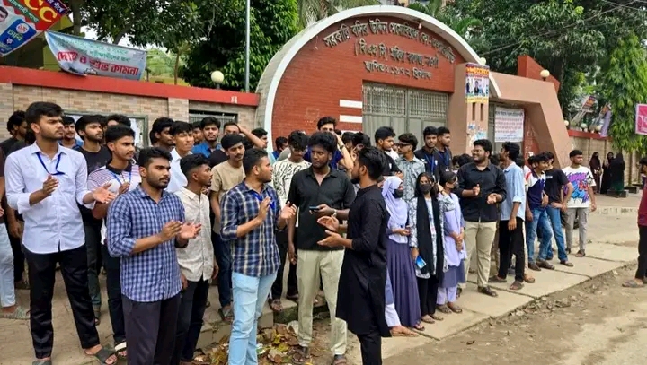 নওগাঁতে পরীক্ষার্থীদের বিক্ষোভ শিক্ষা উপদেষ্টার পদত্যাগ দাবিতে 