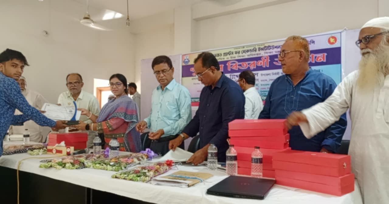 শৈলকুপায় কৃতি শিক্ষাথীদের মধ্যে পূরস্কার বিতরণ