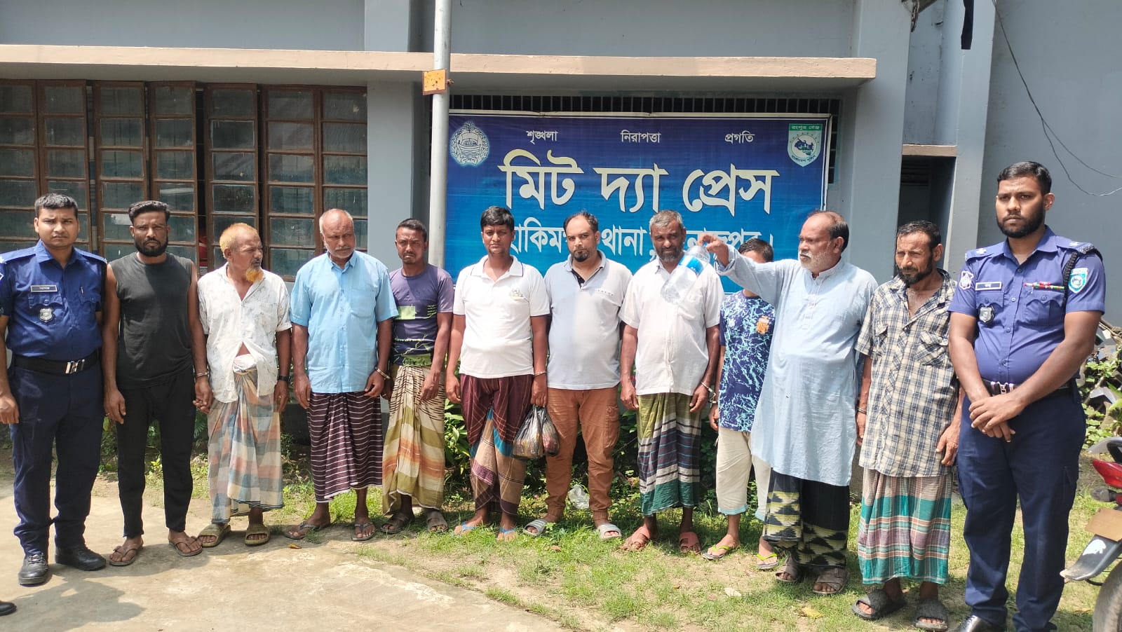 হাকিমপুরে পুলিশের বিশেষ অভিযানে বিভিন্ন মামলায় ১১ জন গ্রেফতার