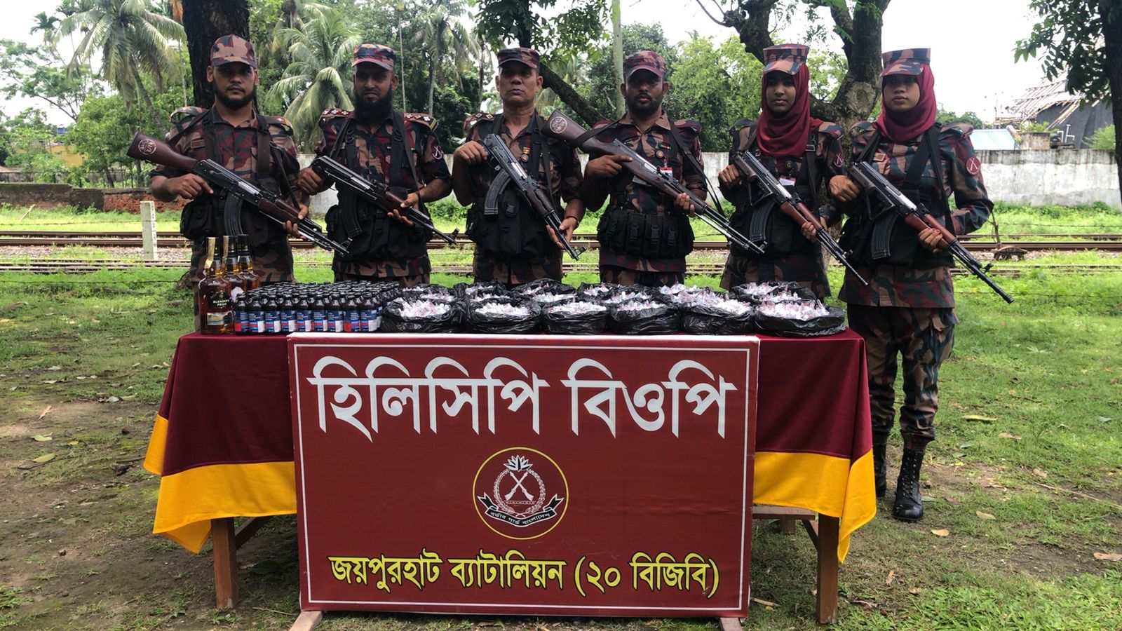 হিলি সীমান্তে বিজিবির অভিযানে বিপুল পরিমাণ মাদকদ্রব্য আটক