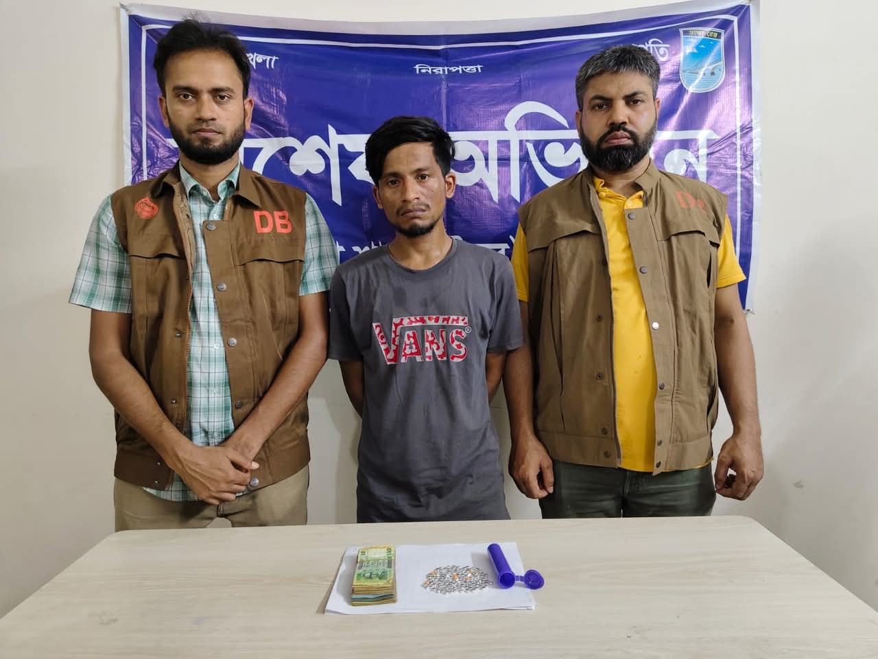 ইয়াবা সহ মাদক কারবারি গ্রেফতার 