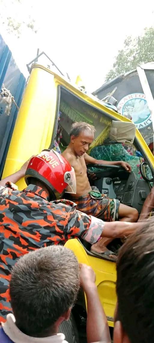 রংপুরের তারাগঞ্জে বাস ও ট্রাক মুখোমুখি সংঘর্ষ