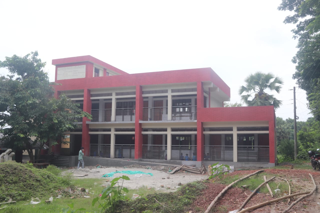 টুঙ্গিপাড়ায় বিদ্যালয়ের ভবন নির্মাণে ব্যাপক অনিয়মের অভিযোগ 