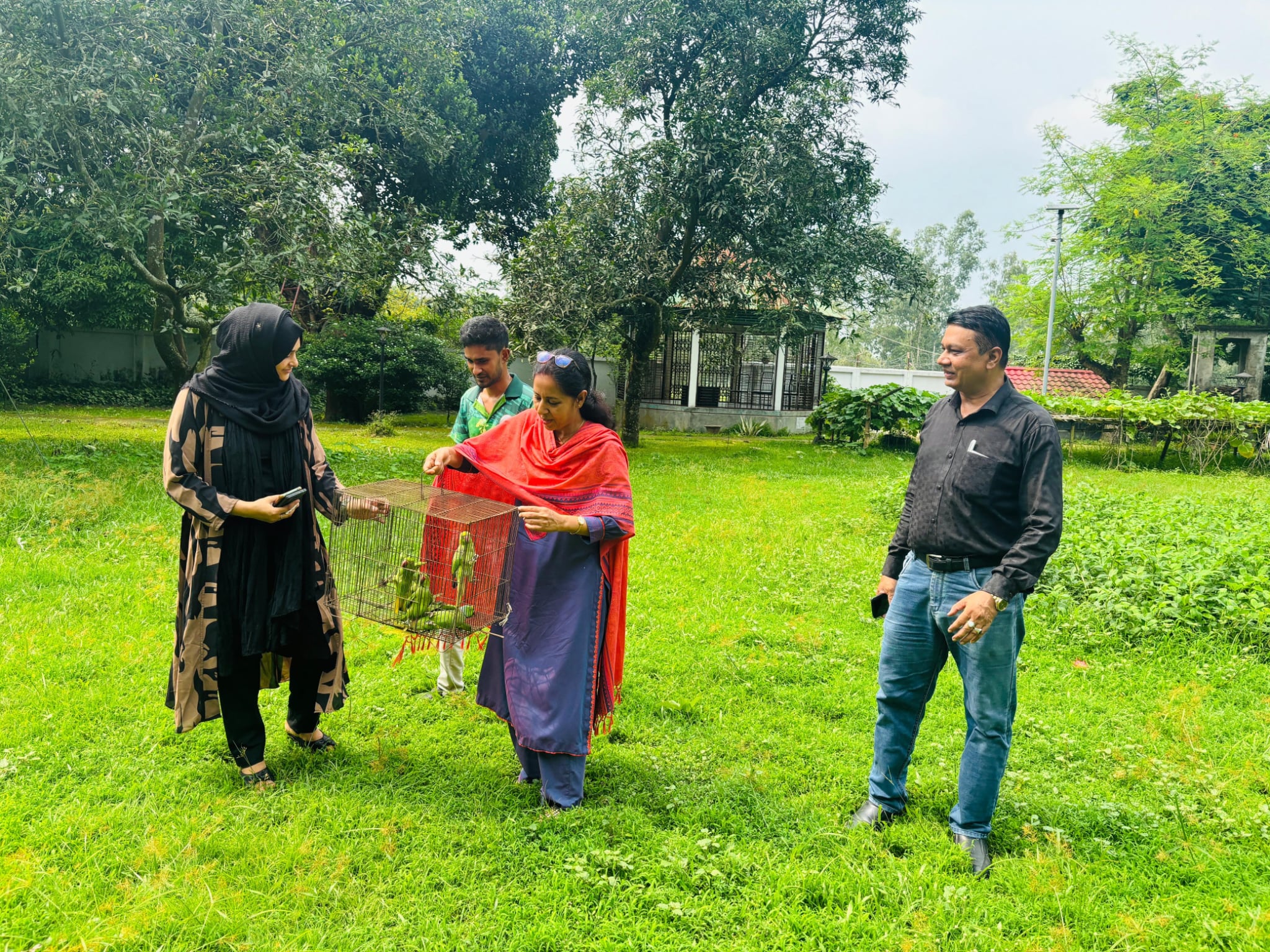 ডিসির বাংলা থেকে অবমুক্ত ঠাকুরগাঁও সীমান্তে পাচারকালে ছয়টি টিয়া পাখি উদ্ধার